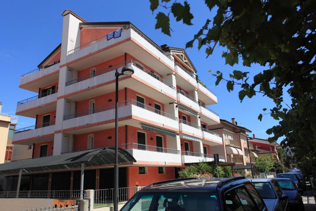 Maestrale Canova Apartments Caorle Exterior foto